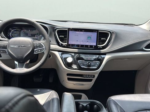 Used 2023 Chrysler Pacifica Touring-L FWD image 18