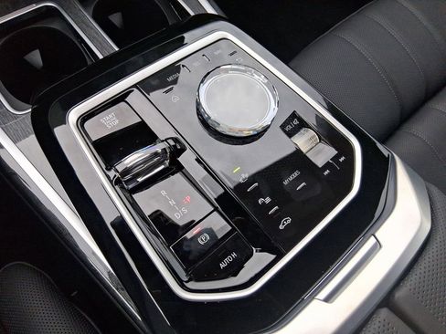 New 2026 BMW 750e xDrive image 18