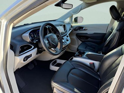 Used 2024 Chrysler Pacifica Touring-L FWD image 3