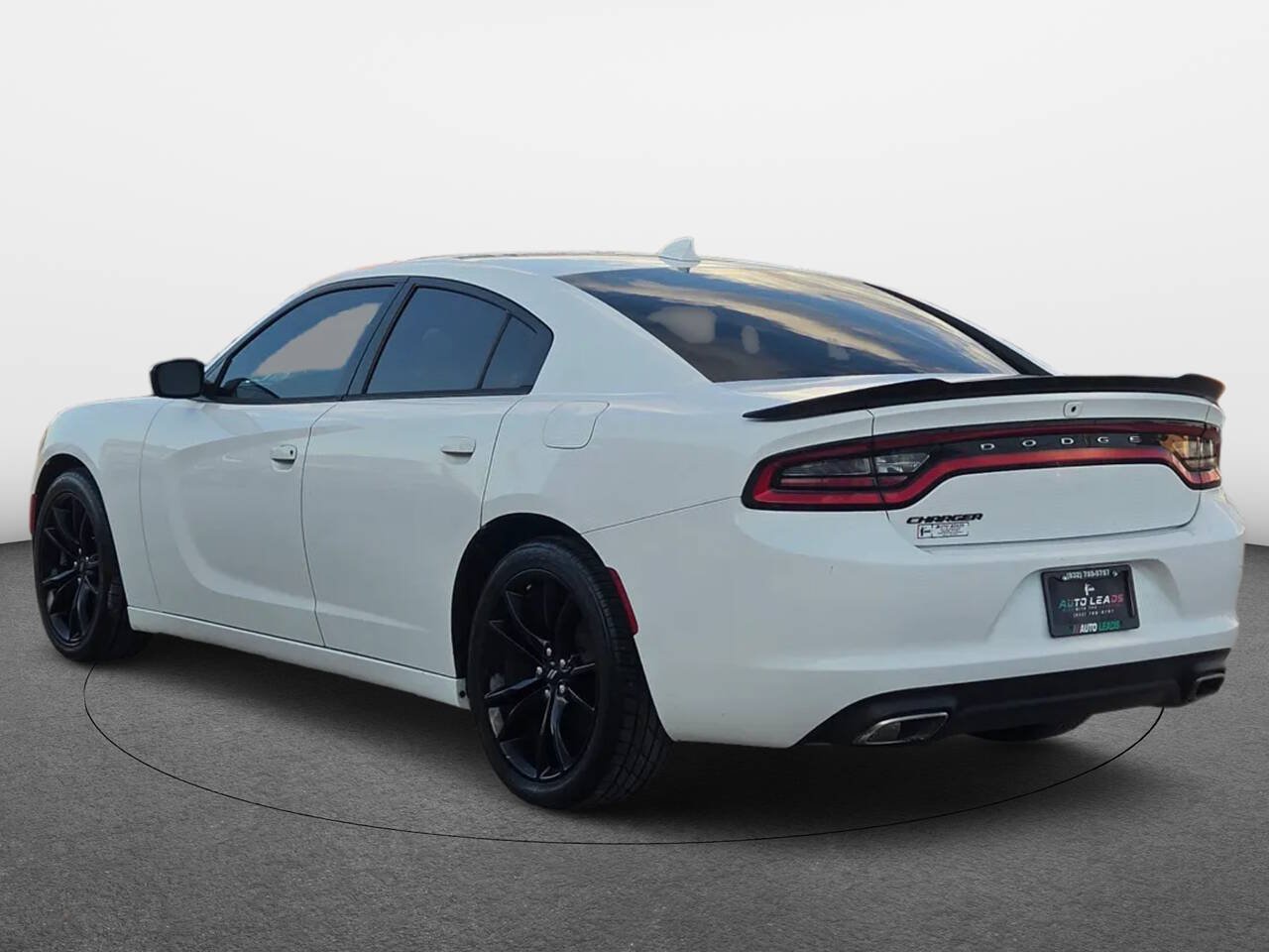Used 2017 Dodge Charger SXT w/ Blacktop Package RWD image 4