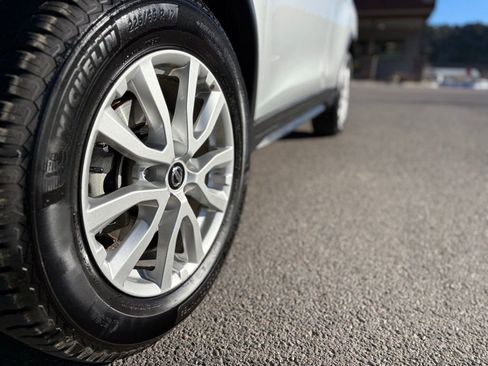 Used 2018 Nissan Rogue SV image 12