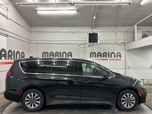 Certified 2023 Chrysler Pacifica Touring-L image 9