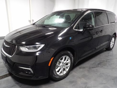 Used 2024 Chrysler Pacifica Limited FWD image 6