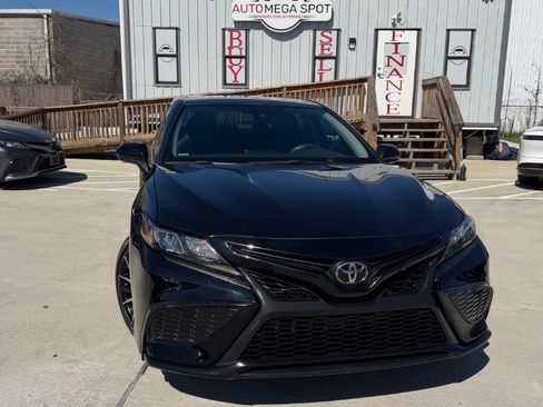 Used 2021 Toyota Camry SE w/ Carpet Mat Package (TMS) image 2