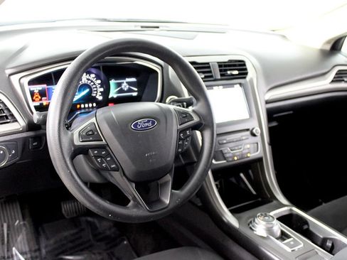 Used 2017 Ford Fusion SE w/ Fusion SE Technology Package FWD image 7