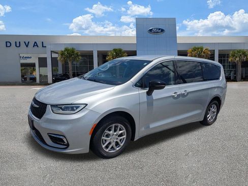 Used 2024 Chrysler Pacifica Touring-L FWD image 8