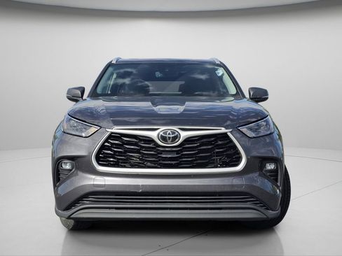 Used 2023 Toyota Highlander XLE AWD/4WD image 3