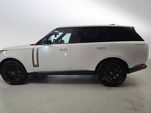New 2025 Land Rover Range Rover SE image 2