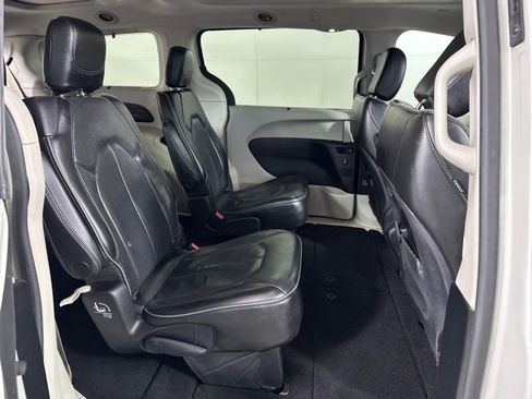 Used 2019 Chrysler Pacifica Limited image 27