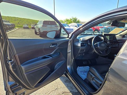 Used 2019 Toyota C-HR Limited FWD image 11
