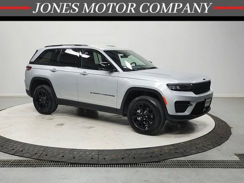 Used 2025 Jeep Grand Cherokee Altitude AWD/4WD image 1