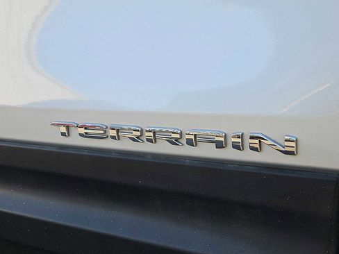 Used 2022 GMC Terrain SLT w/ Tech Package image 13