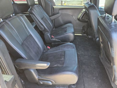 Used 2018 Dodge Grand Caravan SXT w/ Blacktop Package FWD image 10