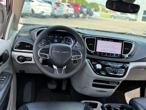 Used 2023 Chrysler Pacifica Touring-L FWD image 5