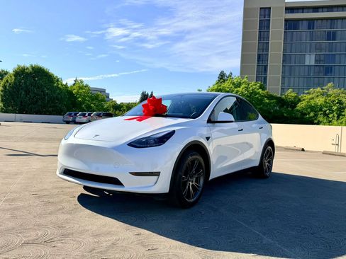 Used 2025 Tesla Model Y Long Range AWD/4WD image 16