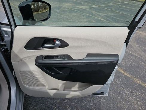 Used 2024 Chrysler Pacifica Touring-L FWD image 15