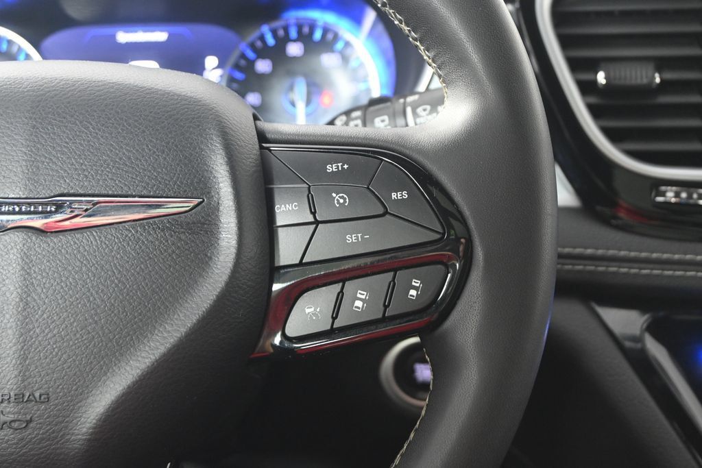 Used 2025 Chrysler Pacifica Limited FWD image 38
