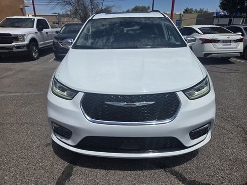 Used 2022 Chrysler Pacifica Limited FWD image 4