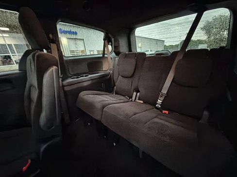 Used 2016 Dodge Grand Caravan SE FWD image 23