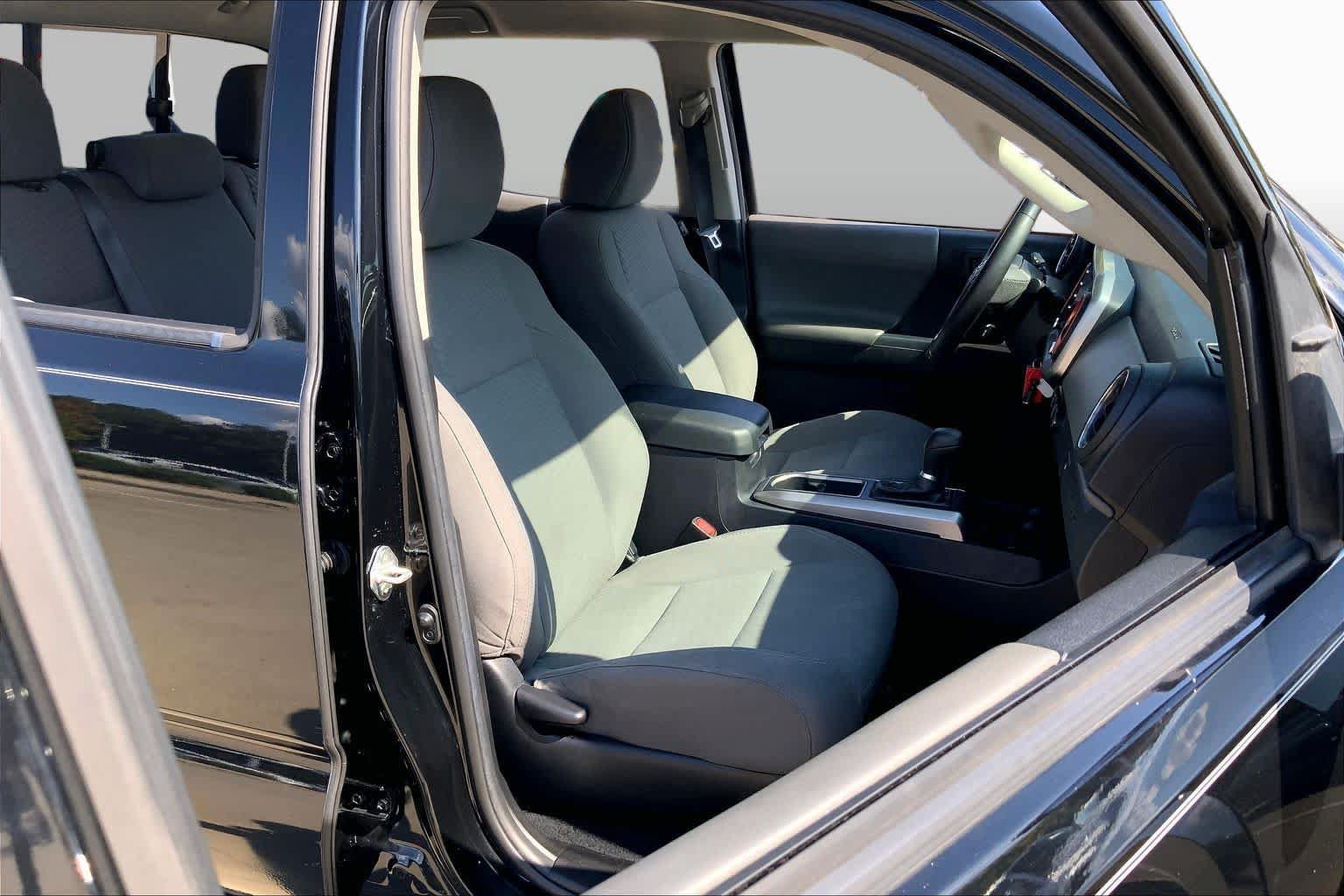 Used 2021 Toyota Tacoma SR5 w/ SR5 Appearance Package (SM) RWD image 9