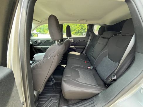 Used 2019 Jeep Cherokee Latitude w/ Popular Appearance Group FWD image 15