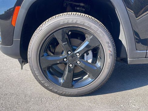 New 2025 Jeep Grand Cherokee Altitude image 9