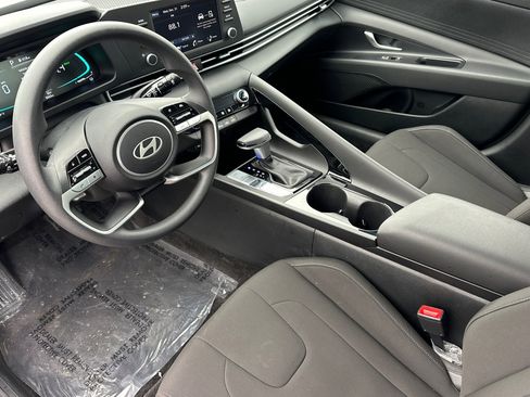 Used 2025 Hyundai Elantra Blue image 10
