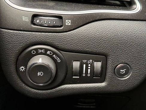 Used 2019 Jeep Cherokee Trailhawk w/ Comfort/Convenience Group AWD/4WD image 17