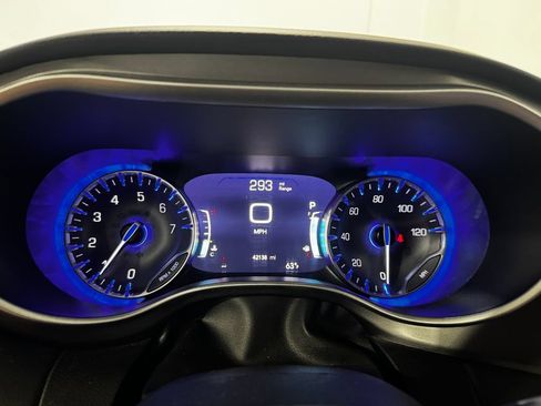 Used 2024 Chrysler Pacifica Touring-L FWD image 8