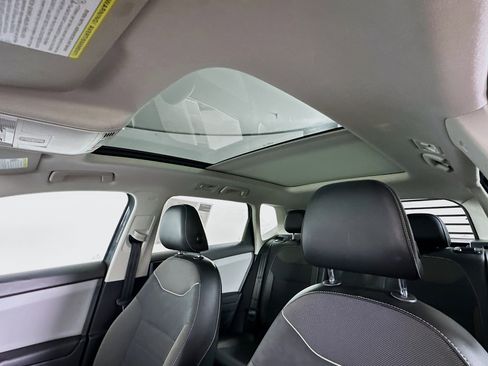 Used 2023 Volkswagen Taos SE w/ Panoramic Sunroof Package image 26