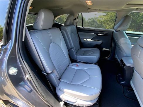 Used 2023 Toyota Highlander XLE AWD/4WD image 25