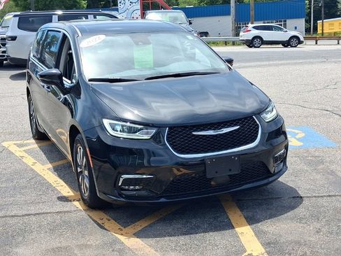 Used 2022 Chrysler Pacifica Touring-L FWD image 2