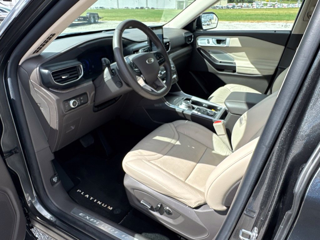 Used 2020 Ford Explorer Platinum w/ Premium Technology Package AWD/4WD image 21