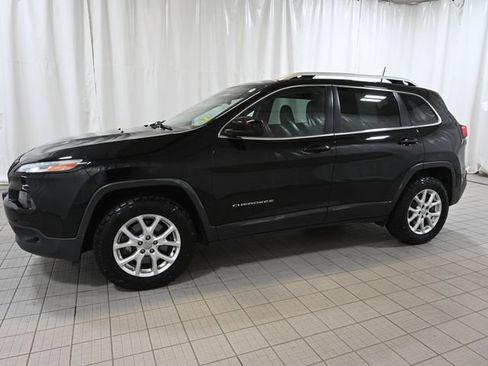 Used 2018 Jeep Cherokee Latitude Plus w/ Cold Weather Group AWD/4WD image 9
