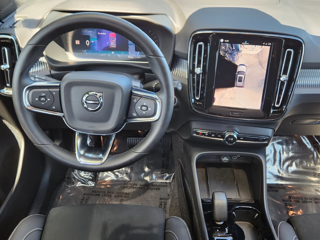 Used 2025 Volvo XC40 B5 Plus AWD/4WD image 3