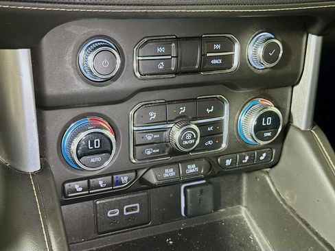 Used 2023 GMC Yukon XL SLT AWD/4WD image 14