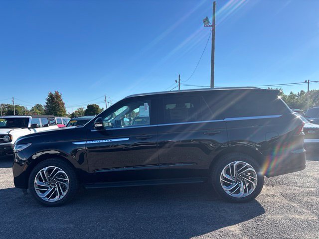 New 2026 Lincoln Navigator Premiere AWD/4WD image 2