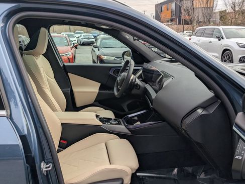 Used 2025 BMW X3 xDrive30i w/ Premium Package AWD/4WD image 4