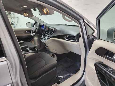 Used 2018 Chrysler Pacifica Touring Plus FWD image 33