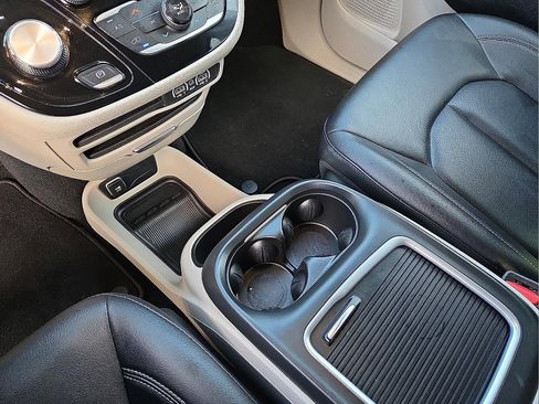 Used 2024 Chrysler Pacifica Touring-L image 25