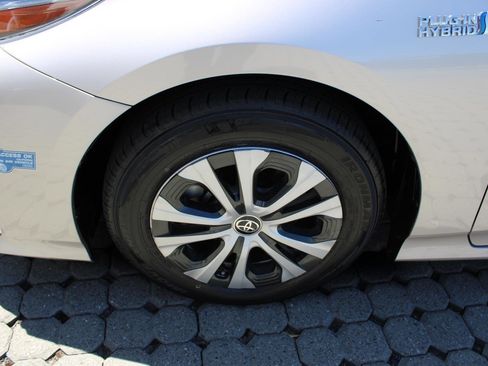 Used 2021 Toyota Prius Prime XLE FWD image 12