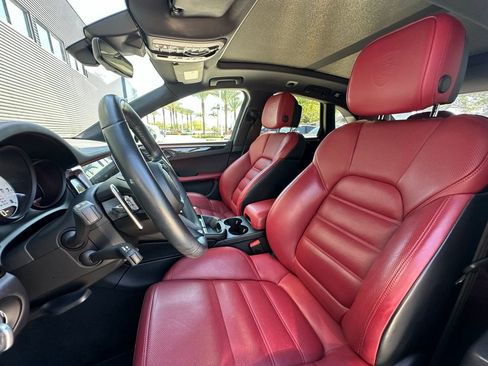 Certified 2023 Porsche Macan S AWD/4WD image 5