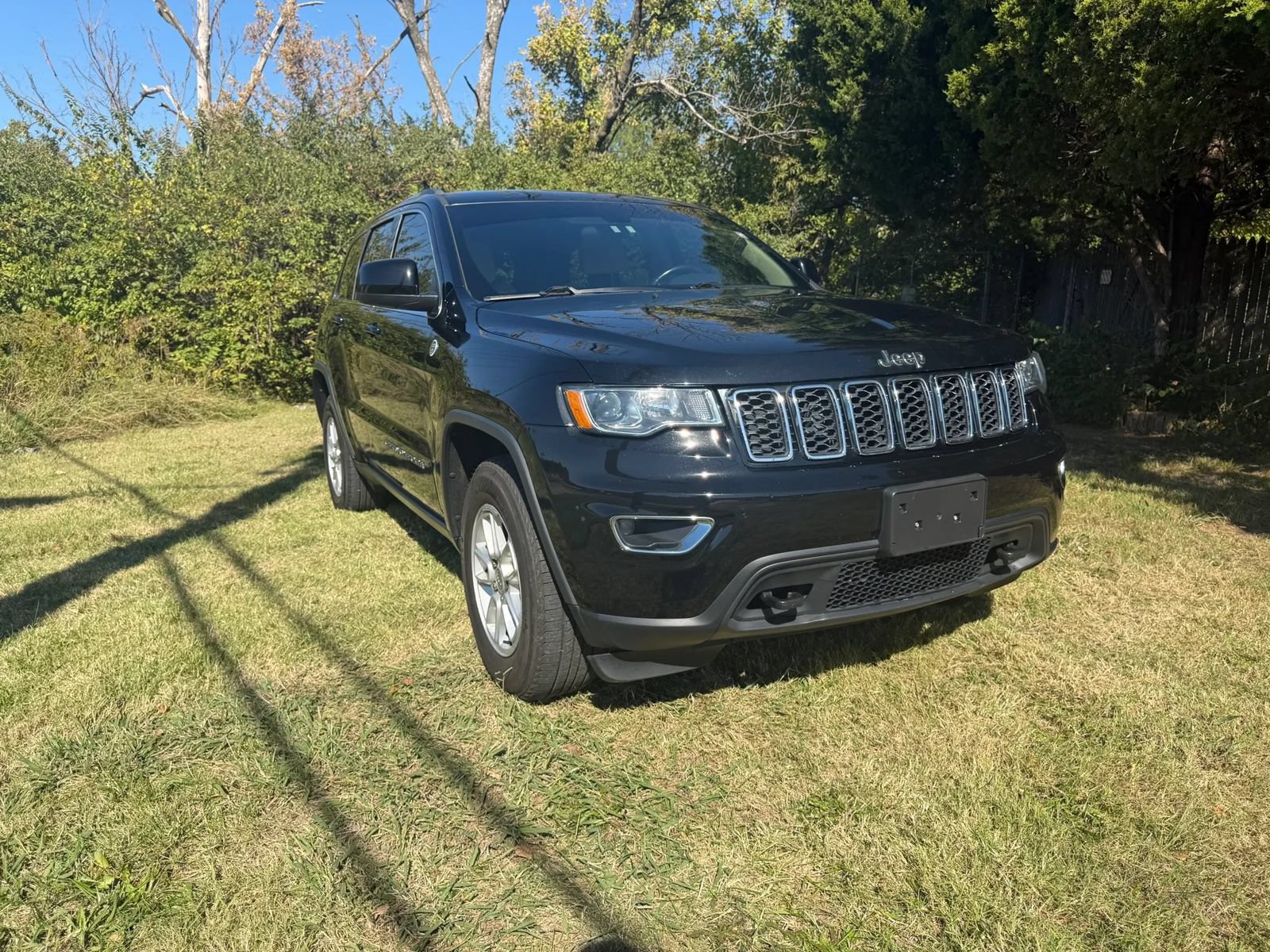 Used 2019 Jeep Grand Cherokee Laredo AWD/4WD image 3