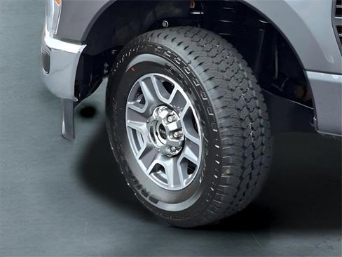 Used 2023 Ford F250 Lariat w/ Chrome Package image 24