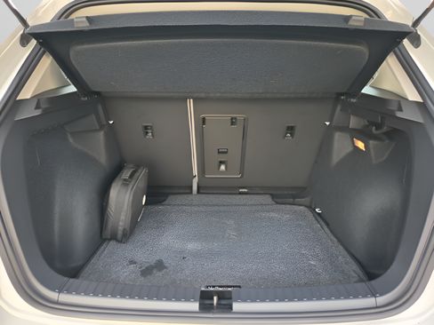 Used 2023 Volkswagen Taos SE w/ Panoramic Sunroof Package FWD image 17