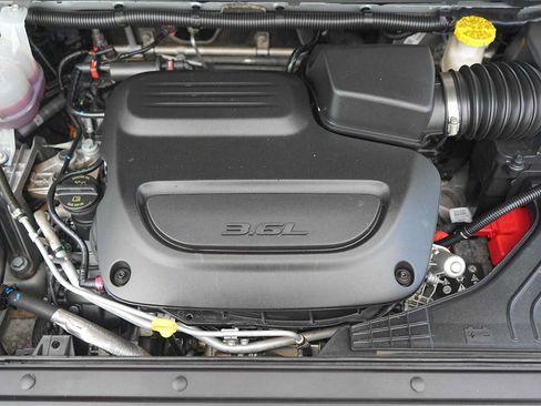 Used 2024 Chrysler Pacifica Touring-L FWD image 9