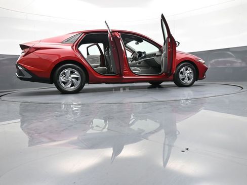 Certified 2024 Hyundai Elantra SE FWD image 47