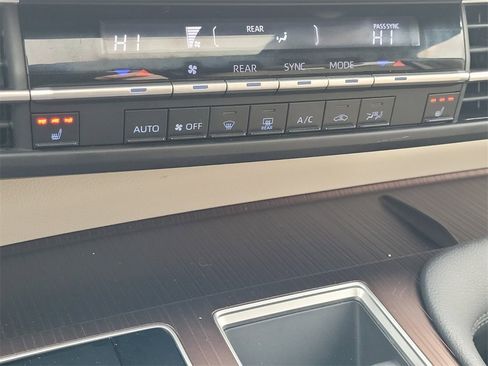 Used 2021 Toyota Sienna XLE image 21