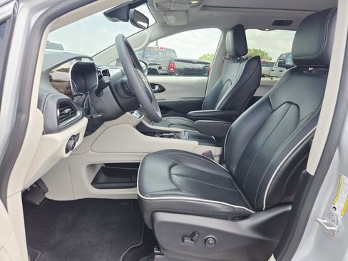 Used 2024 Chrysler Pacifica Limited image 13