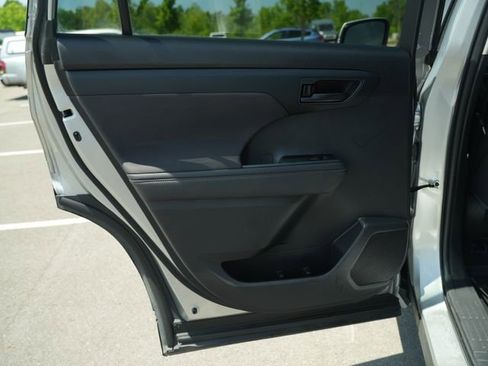 Used 2023 Toyota Highlander LE FWD image 15